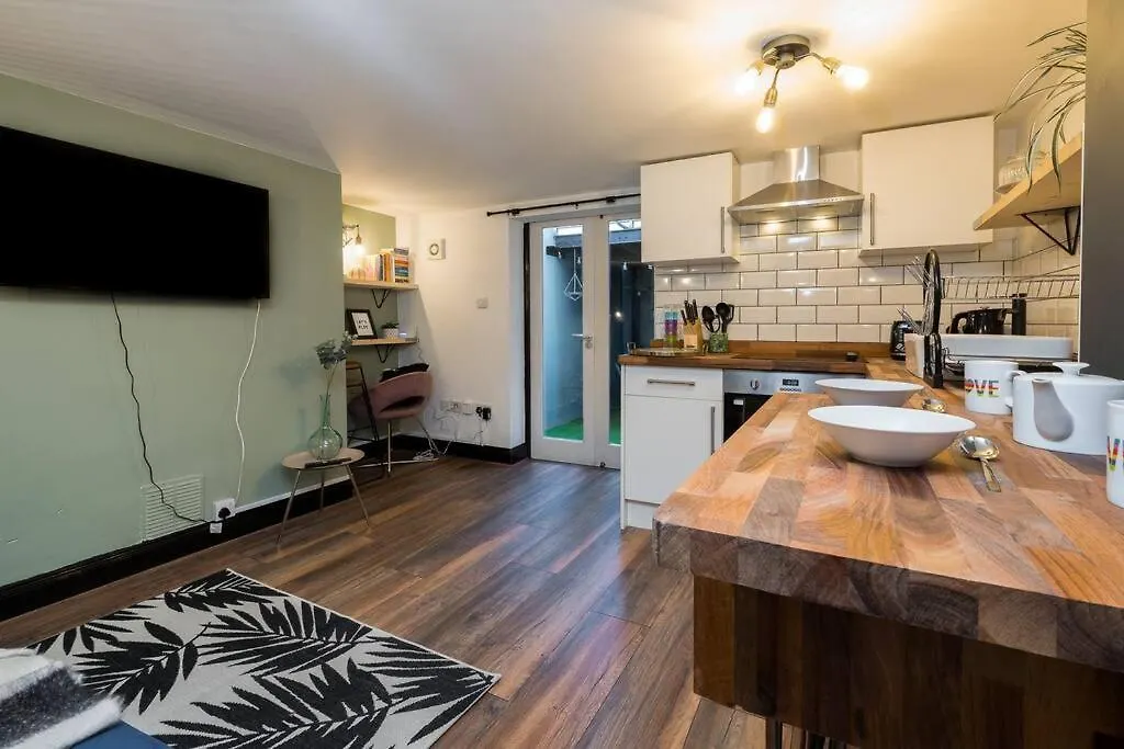 Modern 1-Bed Central Apartment With Outside Space 브라이턴